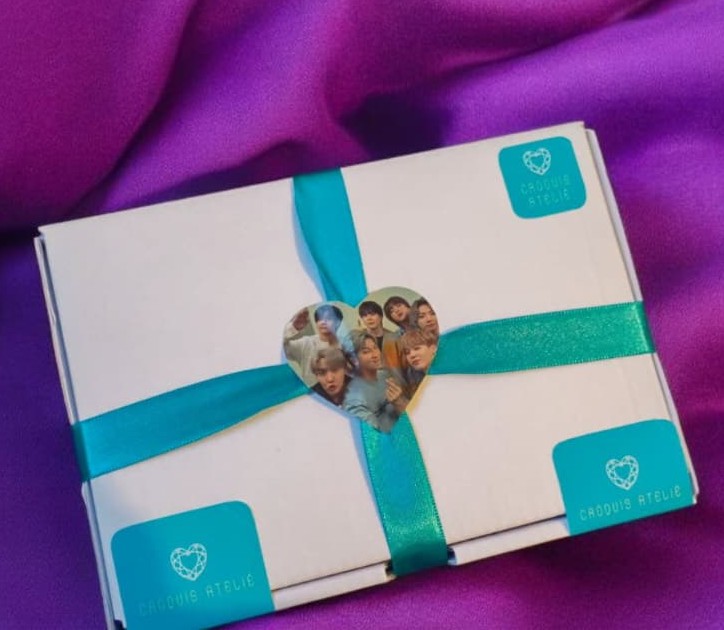 Itens: pulseira, photocards, chaveiro, marcador de página, adesivos, tandee, ímã de geladeira